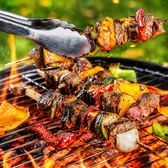 炭火で香ばしく焼き上げる本格BBQは当店自慢の人気メニュー。牛肉や海鮮、焼き野菜などボリューム満点の食材をみんなで囲みながら楽しめます。開放感あふれる屋上テラスで味わうBBQは、いつもの食事とはひと味違う特別な体験です。