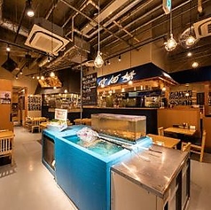 【お店一番の人気！生簀が大迫力！】みんなでわいわい賑やかなテーブル席です！新鮮な魚介を味わいながら、日本酒と共にご堪能下さいませ！人気のお席はご予約下さい！新鮮な魚介をおたのしみ頂ける魚盛で絶品のお料理をおたのしみください！お子様にも喜ばれるこちらのお席でお食事をお楽しみ下さい！