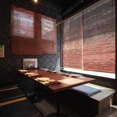 【テーブル完全個室:6~12名様】最大12名様までご利用いただけるこちらの空間は、会社で集まるご宴会や、主役を祝う宴会にもおすすめの空間です。主役の方を空間の真ん中に配置し、テーブルを囲んで皆で語り合えるので、一体感のあるご宴会が開催できます。