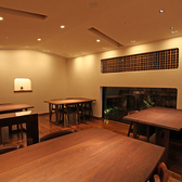 1階ホール席、4名様用テーブルが４テーブルクラッシック流れる店内はまるで旅行にでも来たかのような空間です。静かに流れる素敵な時間をお楽しみください。