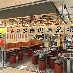 韓国屋台を思わせるにぎやかな雰囲気のテーブル席♪女子会や会社帰りのお食事、ご友人との飲み会など幅広いシーンにおすすめです。