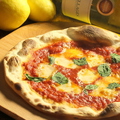 料理メニュー写真 フレッシュトマトのマルゲリータピザ