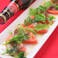料理メニュー写真 トマトとアンチョビのシンプルサラダ