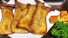 えりんぎのバター焼き/焼き大骨肉/揚げ臭豆腐/オクラと茶樹きのごま和え