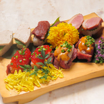 絶品「黒毛和牛」の肉寿司を各種ご用意しています。店内は全席個室空間でデートや接待にも