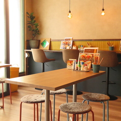 広々としたテーブル席は、女子会やご家族でのお食事、さらには各種宴会まで幅広く対応可能です♪4名様掛けのテーブルを複数ご用意しており、グループで賑やかにテーブルを囲めます。明るく開放的な空間なので、小さなお子様連れの方も安心です。