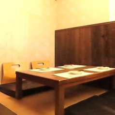 【半個室】お座敷、半個室席です。友人や家族、同僚との特別なひとときを過ごすなら、ぜひご利用ください。自慢の料理と上質なサービスが、皆様のお祝いや記念日を華やかに彩ります。お客様のご要望に合わせたカスタマイズも可能ですので、お気軽にご相談ください。素敵な時間を過ごすために、当店をご利用ください。