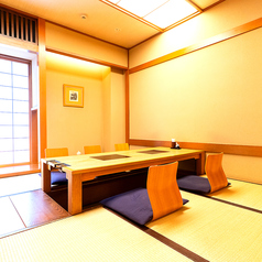 靴を脱いでゆっくりできる掘りごたつは人気です♪少人数から大人数まで♪掘りごたつ、座敷のお部屋など人数に応じてお席のレイアウト変更できます。店舗までお気軽にご相談下さい。