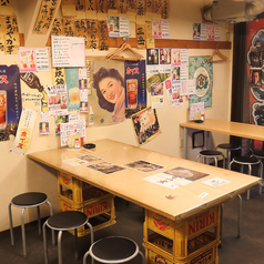 【テーブル 6名席×5】どこを見渡しても「昭和」を感じる、こだわり満載の店内です◎広めの6名様用テーブルは、お料理をたくさん並べても余裕たっぷり♪名物の焼酎ハイボールを片手に、自慢のもつ料理を堪能するのに最適です◎賑わいの中にも居心地の良さがある空間で、日常を忘れてリラックスしてくださいね♪