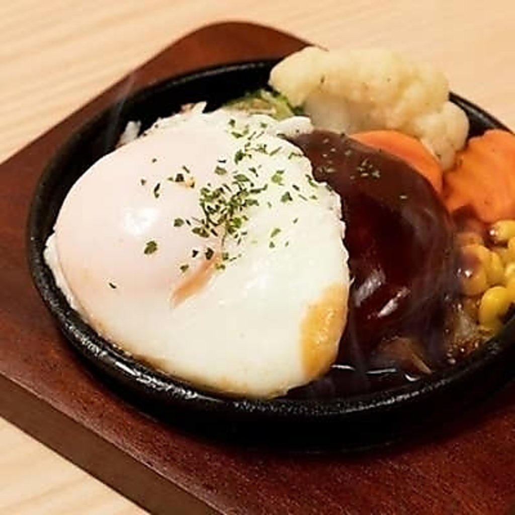 肉汁たっぷり、ジューシーなオールビーフのハンバーグをお楽しみいただけます！