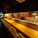 カウンター席は美食の特等席！1Fはモダンな空間。少人数の飲み会やデート等のカップル客に人気