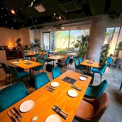 2～4名様掛けのテーブル席は6卓、4~6名様掛けのテーブルを1卓ご用意しております！テーブルをおつなぎすることも可能ですので人数に応じてレイアウトを変えることができ女子会や各種宴会など様々なシーンでのご利用に最適です。大切な方たちとの心弾むひとときを是非当店でお過ごしください♪