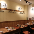 ご友人との会食や家族団らんに最適なテーブル席をご用意。開放感あふれる明るい空間で賑やかで心地よいひとときをお楽しみいただけます。人数に応じて柔軟にレイアウト調整も可能ですので多様な集まりに大活躍。
