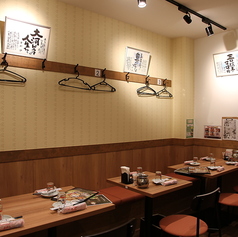 ご友人との会食や家族団らんに最適なテーブル席をご用意。開放感あふれる明るい空間で賑やかで心地よいひとときをお楽しみいただけます。人数に応じて柔軟にレイアウト調整も可能ですので多様な集まりに大活躍。