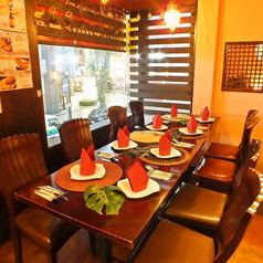 【テーブル席：1～14名様】異国情緒ただよう店内。やわらかな光が差し込む窓際席！1名様から最大14名様までご利用いただけるテーブル席をご用意。やわらかな光が差し込む落ち着いた窓際席で、くつろぎの時間をゆったりとお楽しみください。禁煙のお席のご用意あります。お気軽にスタッフへお申し付けください。