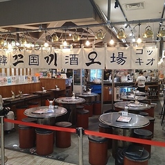 韓国屋台を思わせるにぎやかな雰囲気のテーブル席♪女子会や会社帰りのお食事、ご友人との飲み会など幅広いシーンにおすすめです。