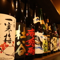 日本各地から厳選した地酒をはじめ、定番の生ビールやハイボール、ワインや焼酎など種類豊富なお酒をご用意しております！もちろんソフトドリンクのご用意もございますので、お酒が苦手なお客様やお子様にもご安心してお楽しみいただけます。
