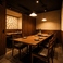 木の温もりを基調にした落ち着いた店内は、ゆったりと食事を楽しめる大人の空間。照明を抑えた心地よい雰囲気の中、テーブル席を中心に少人数からグループまで対応可能。会食や記念日、普段使いにも最適で、料理とお酒をじっくり味わえる居心地の良さが魅力です。