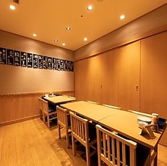 落ち着いた雰囲気は会食や接待にも◎12名様用の個室テーブル席です。急な飲み会にも対応のコースあります♪是非、ご利用下さいませ！ゆったりとのんびりできるこちらのお席で絶品のコースをご賞味くださいませ♪新鮮で美味しいお刺身や海鮮をご用意しております♪