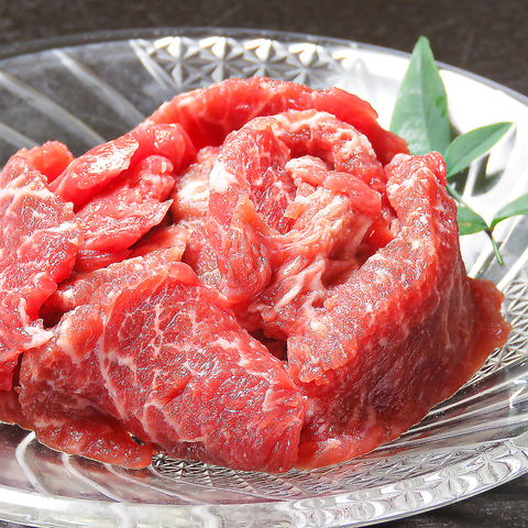 生で食べれるジンギスカンやイカのワタホイル焼きなど他にはない味を提供しています！