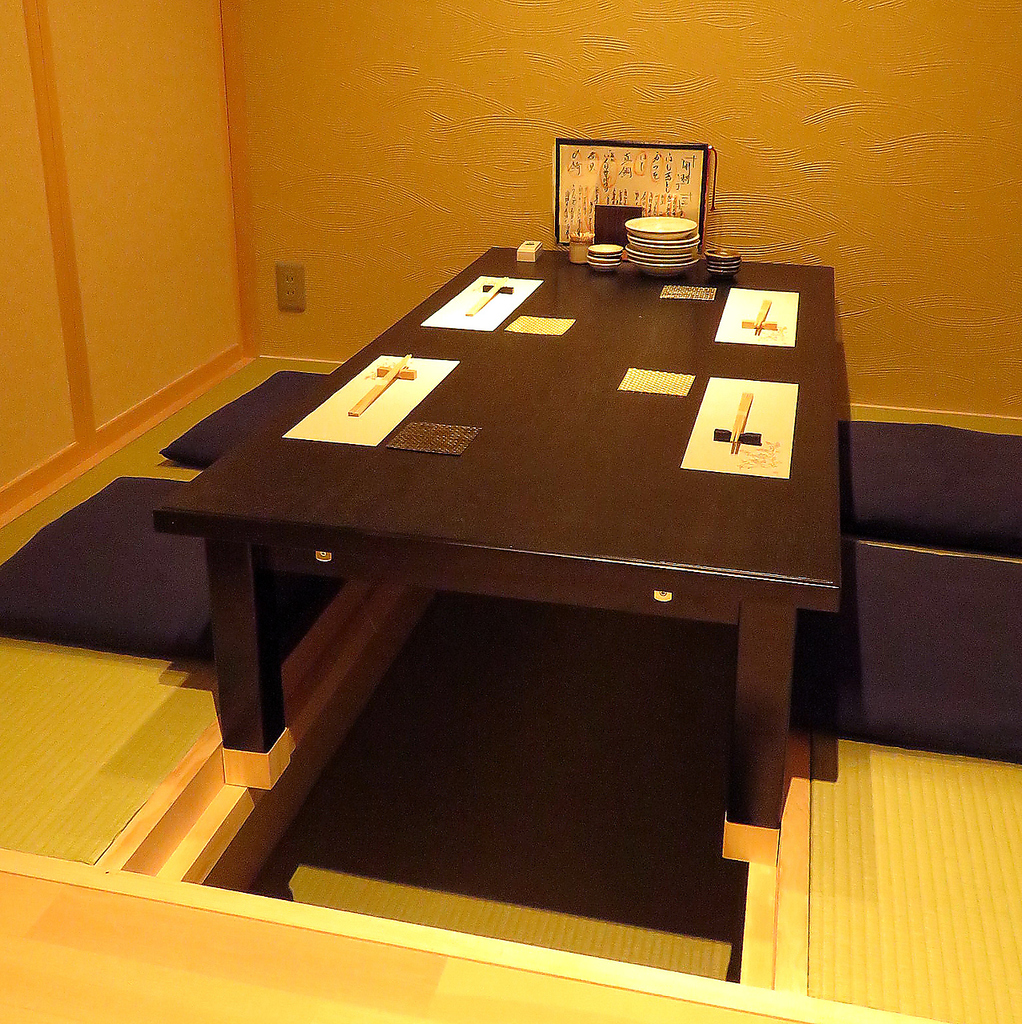 【掘りごたつ個室】少人数グループでのご利用にオススメの足を伸ばせる掘りごたつタイプのお座敷。