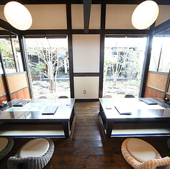 落ち着いた空間での賑やかなひととき。最大8名様までご利用いただける掘りごたつ席を完備した、落ち着いた雰囲気の飲食店です。掘りごたつは、足を伸ばしてリラックスできるため、友人や家族との楽しい時間を過ごすのにぴったりなスペースです。