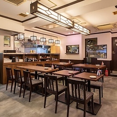 窓側のソファー席は、2名様からご利用いただけます♪やわらかな光が差し込む落ち着いた空間は、デートや大切な人との食事に最適◎周りも気にならないので、ゆっくりと会話を楽しめます。