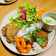 【当店イチオシ】月替わりで提供。デリプレートランチ