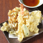 新鮮な海鮮をさくっと天ぷらで。お酒が進む一品です。