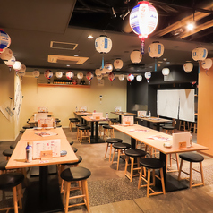 【8名席】にぎやかな空間で料理やお酒を楽しめます！