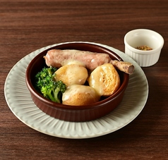 骨付きソーセージと北海道ポテトのラクレットチーズ焼き