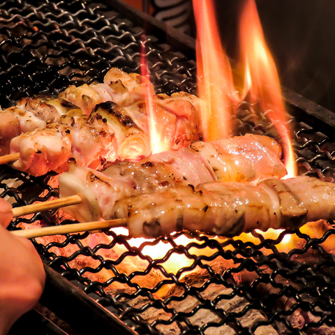 和と洋の折り重なるモダン焼鳥店。職人が丁寧に焼き上げるの究極の一本を・・・