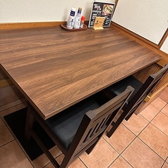 デートやご夫婦でのご利用に最適な2名様用テーブル席です♪落ち着いた照明と木の温もりが、二人の時間を優しく演出いたします。大切な方とのお食事や、親しい友人とのサシ飲みにもおすすめ◎駅近の好立地ながら、静かにゆっくりと会話を楽しめる特等席です。素敵な夜のひとときを、ぜひ当店でお過ごしください。