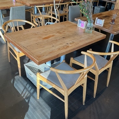 4名テーブルございます。机を合わせたら8名の席もご用意できます♪