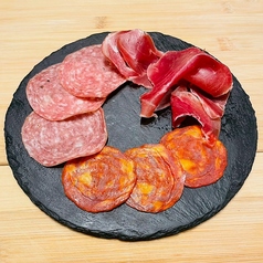 生ハムとサラミの盛り合わせ