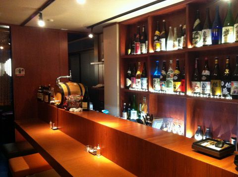 カウンター席には、こだわりのお酒がびっしり!