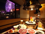すすきのの夜景を一望しながらジンギスカンを食べられます。