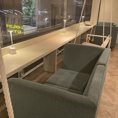 窓際カウンター席