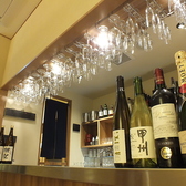 ドリンクカウンターは圧巻!お酒の種類は豊富にご用意しております。