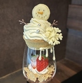 料理メニュー写真&nbsp;季節限定パフェ「ホワイトチョコモンブランと苺のスノウマンパフェ」