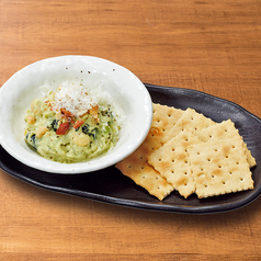 アボカドとバジルのグリーンポテトサラダ クラッカー添え
