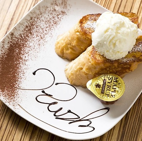 見た目にも楽しいおしゃれな「鉄板フレンチトースト」の写真