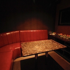 完全個室【小VIPルーム】：2名様～6名様までお座りいただける小さいお部屋の完全個室です。室料は1時間あたり2,000円（税込）です。