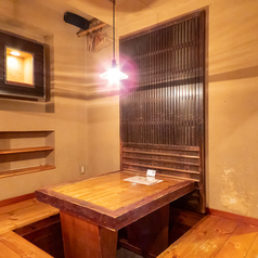 当店では、4名様掛けのテーブル席を4席ご用意しております。2名様からご利用いただけますので、ゆったりテーブルでお食事を楽しみたいときに最適です。また、組み合わせることによって、5~8名様掛けとしてご使用いただくことも可能です。特別な人とのデートや仲のいい集まりの女子会など、様々なシーンでご利用ください。