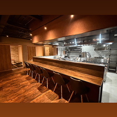 【ゆったりカウンター席】1名様も大歓迎！！ゆったりとしたカウンター席。オープンキッチンのライブ感も楽しめます♪