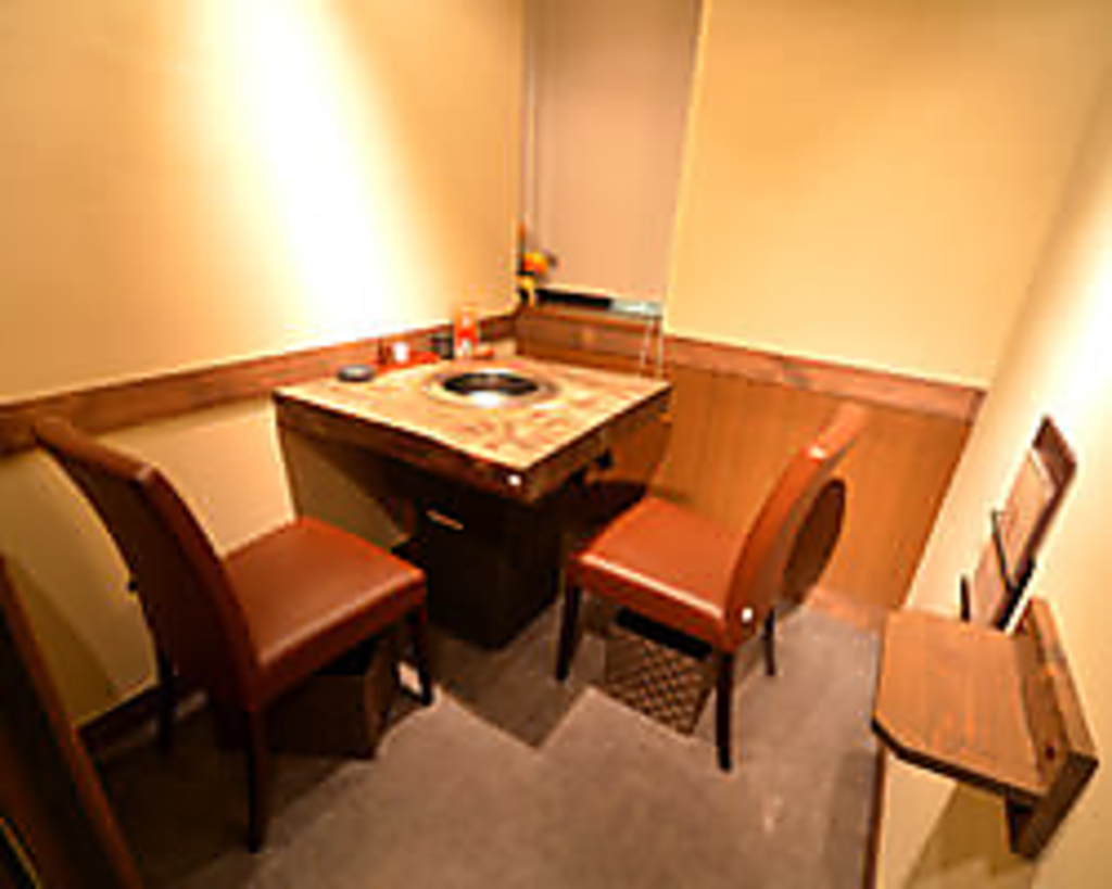 カップルやガールズ飲み会に人気の窓側席☆完全個室です！ご予約がおすすめです。