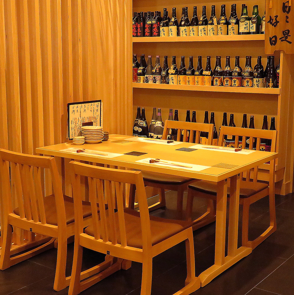 【テーブル席】店内の上品な賑やかさが感じられるオープン席。温かみのある店内は居心地抜群です。