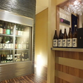 ドリンクカウンターの隣には有名銘柄が並んだ日本酒セラーが！お酒好きにはたまりません！