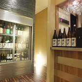 ドリンクカウンターの隣には有名銘柄が並んだ日本酒セラーが!お酒好きにはたまりません!