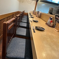 お一人様でも気兼ねなく過ごせるカウンター席をご用意しております！スタッフとの会話を楽しんだり、目の前で調理されるライブ感を味わったりできる特等席です◎お仕事帰りの「ちょっと一杯」や、自分へのご褒美ディナーにもぴったり。奥行きのある広めのテーブルで、ゆったりと自分だけの時間をお楽しみください♪